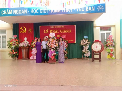 Hội CMHS tặng hoa nhà trường nhân dịp khai giảng 